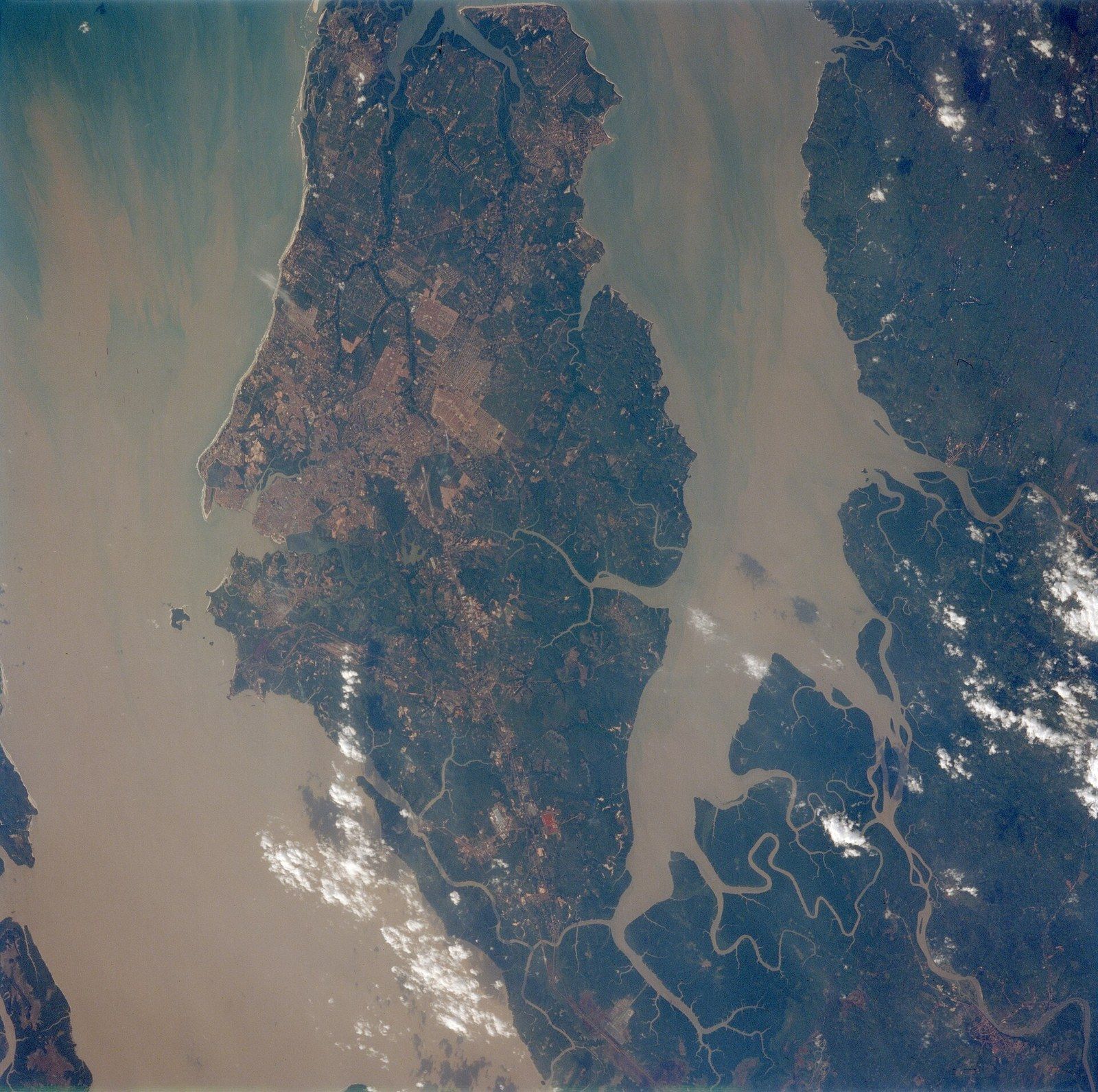 Fotografia de satélite da ilha de São Luís, com manguezais e canais de maré ao sul e a baía de São Marcos ao redor