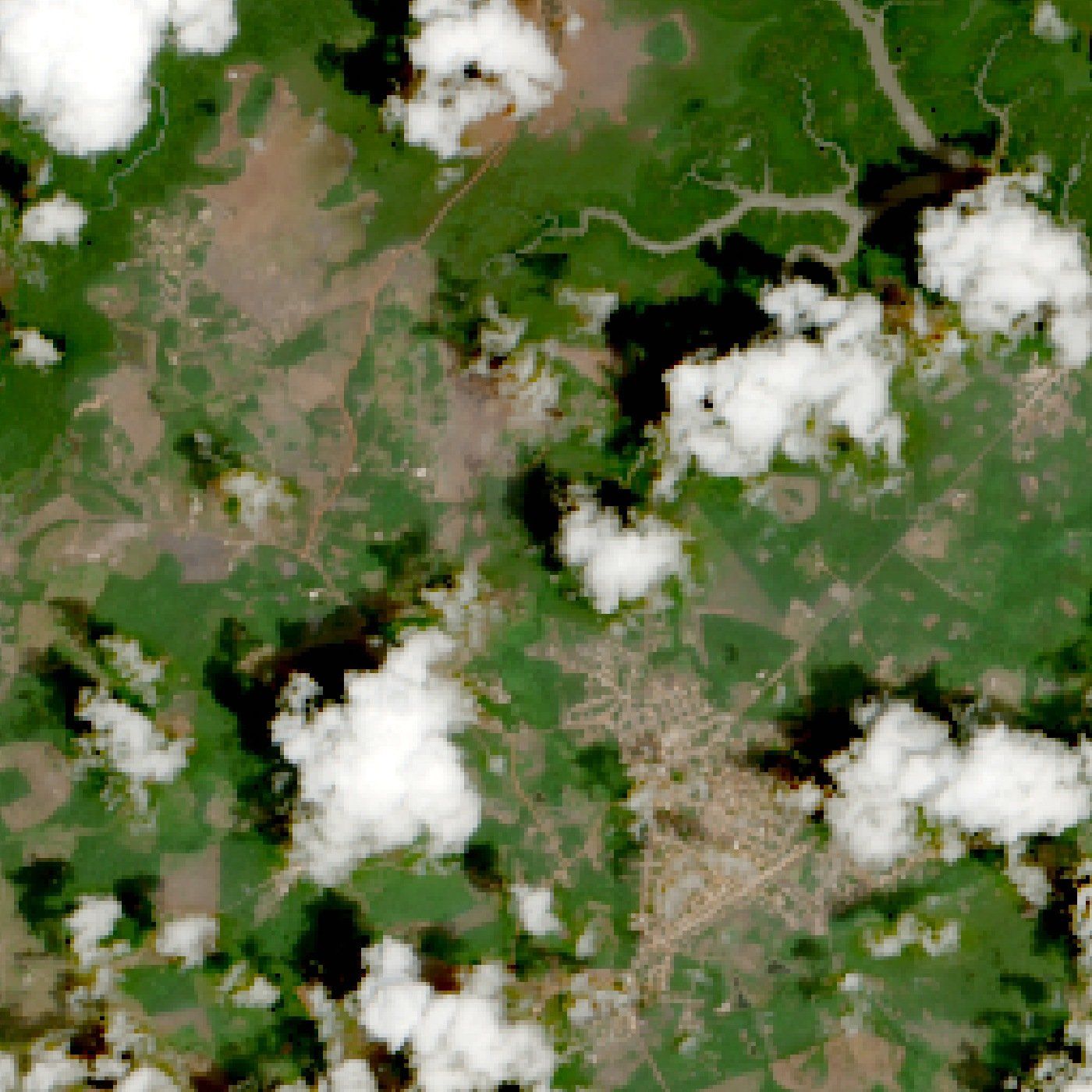 Imagem de satélite da sede de Godofredo Viana: malha urbana clara em meio a vegetação, parcialmente coberta por nuvens