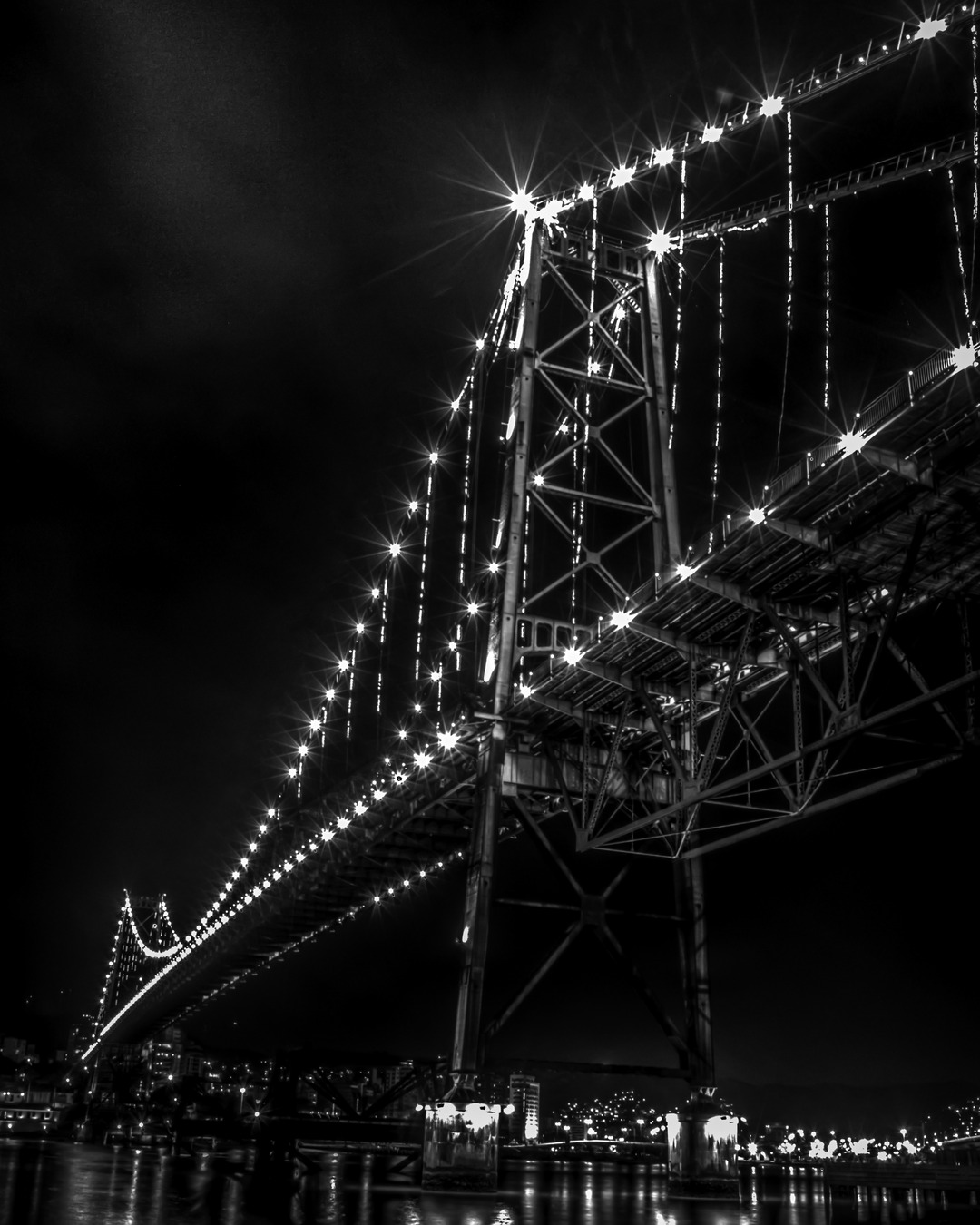 Ponte Hercílio Luz à noite, imagem de demonstração